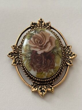 Sarah Coventry Floral Cameo Brooch - Gold Frame